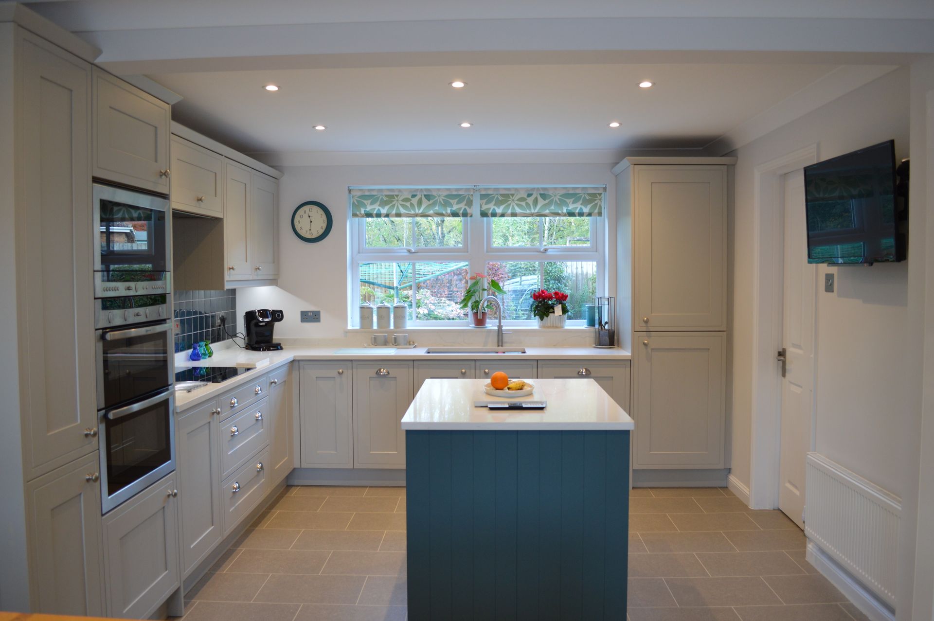 valentino kitchens warmley project, kitchen and utility with the chartwell door. Island central