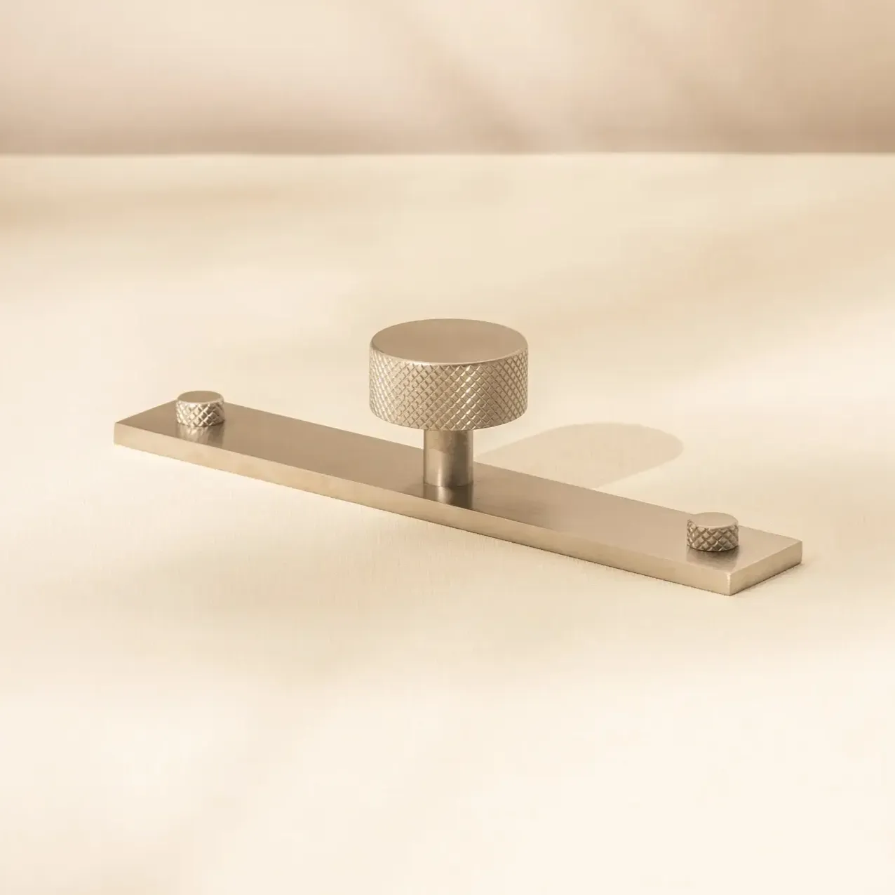 Mix handle with knurled knob with backplate
