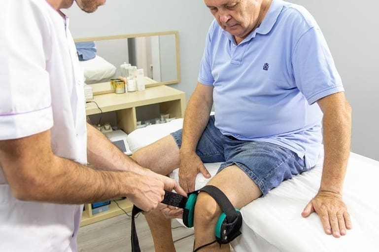 A Magnetoterapia é uma terapia de reabilitação, utilizada para o tratamento de distúrbios osteoarticulares, patologias reumatológicas e dor crónica, por meio de campos magnéticos. A ação anti-inflamatória e analgésica da magnetoterapia promove o alivio da dor, reduz a inflamação, restaura a sua mobilidade, assim como a regeneração das cédulas. A Sessão de Magnetoterapia é bastante simples, é indolor, 100% natural, não recorre a medicação, não é invasiva e não tem qualquer efeito secundário associado. A Magnetoterapia previne, trata e descomplica a sua saúde.