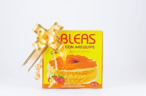 Una caja de obleas con arequipe con un lazo encima.