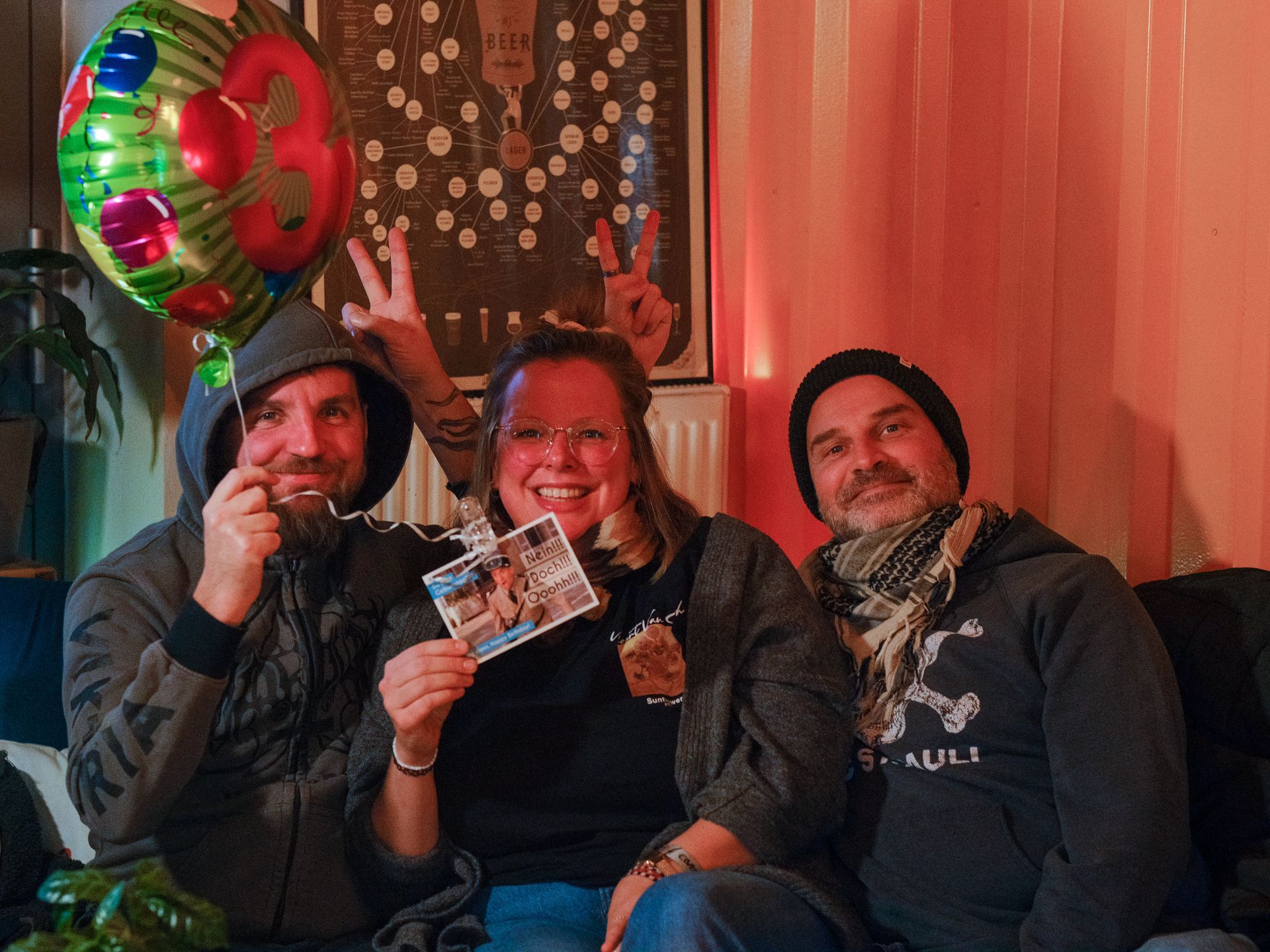 Drei Gäste bei einer Geburtstagsfeier in der Dock Bar