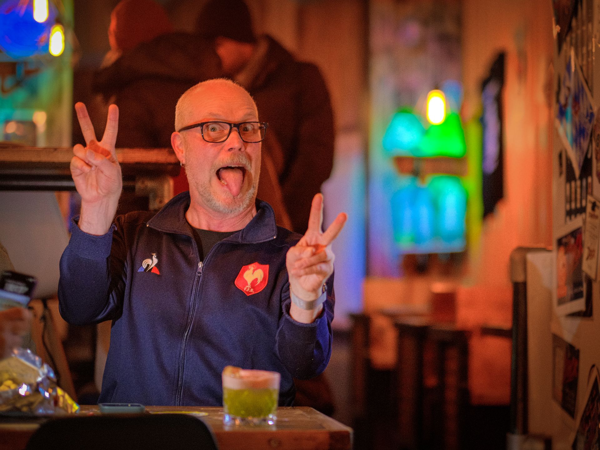 Ein Gast mit zwei Victory-Zeichen in der Dock Bar