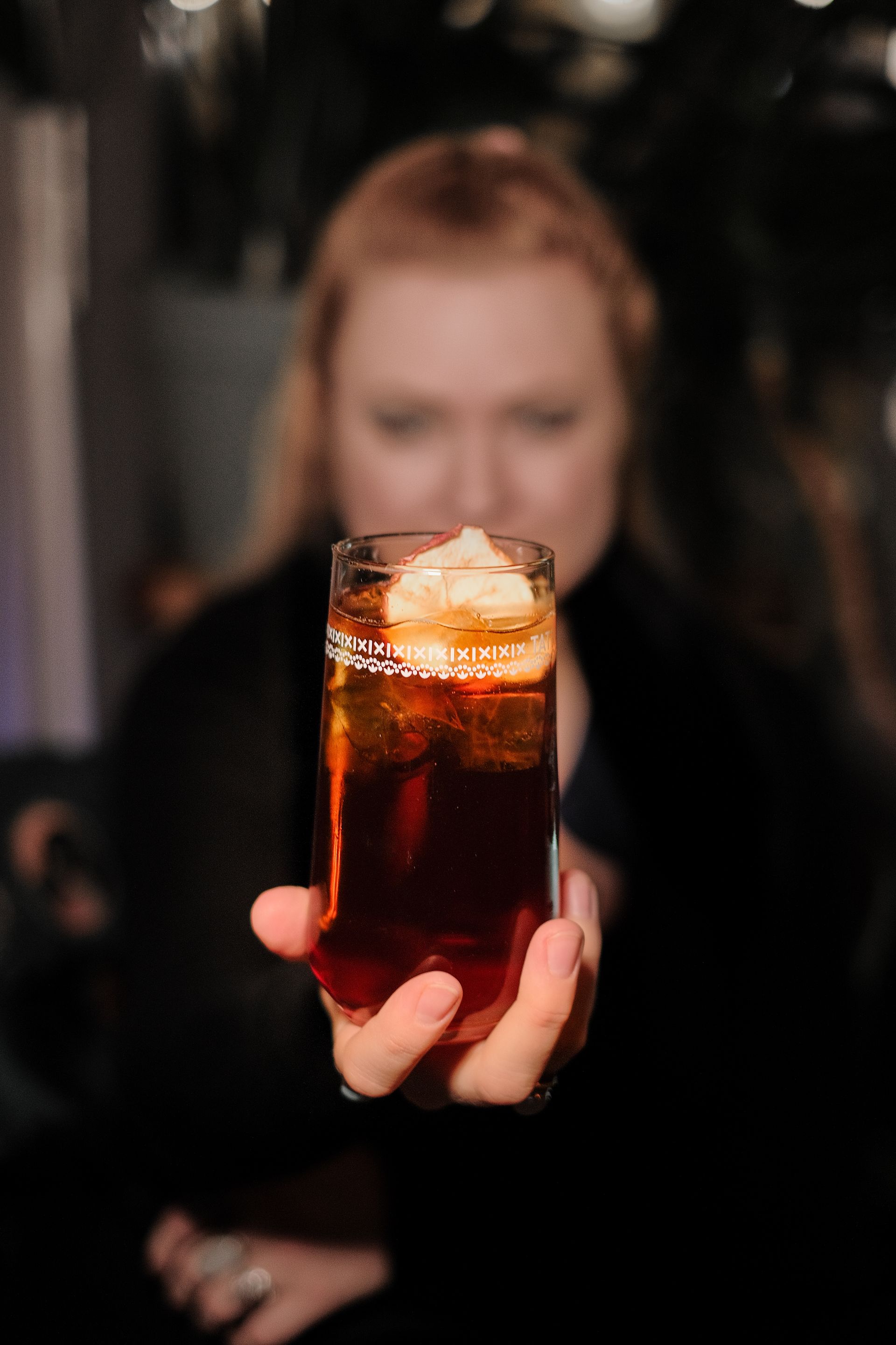 Ein Cocktail wird in der Dock Bar Münster serviert.