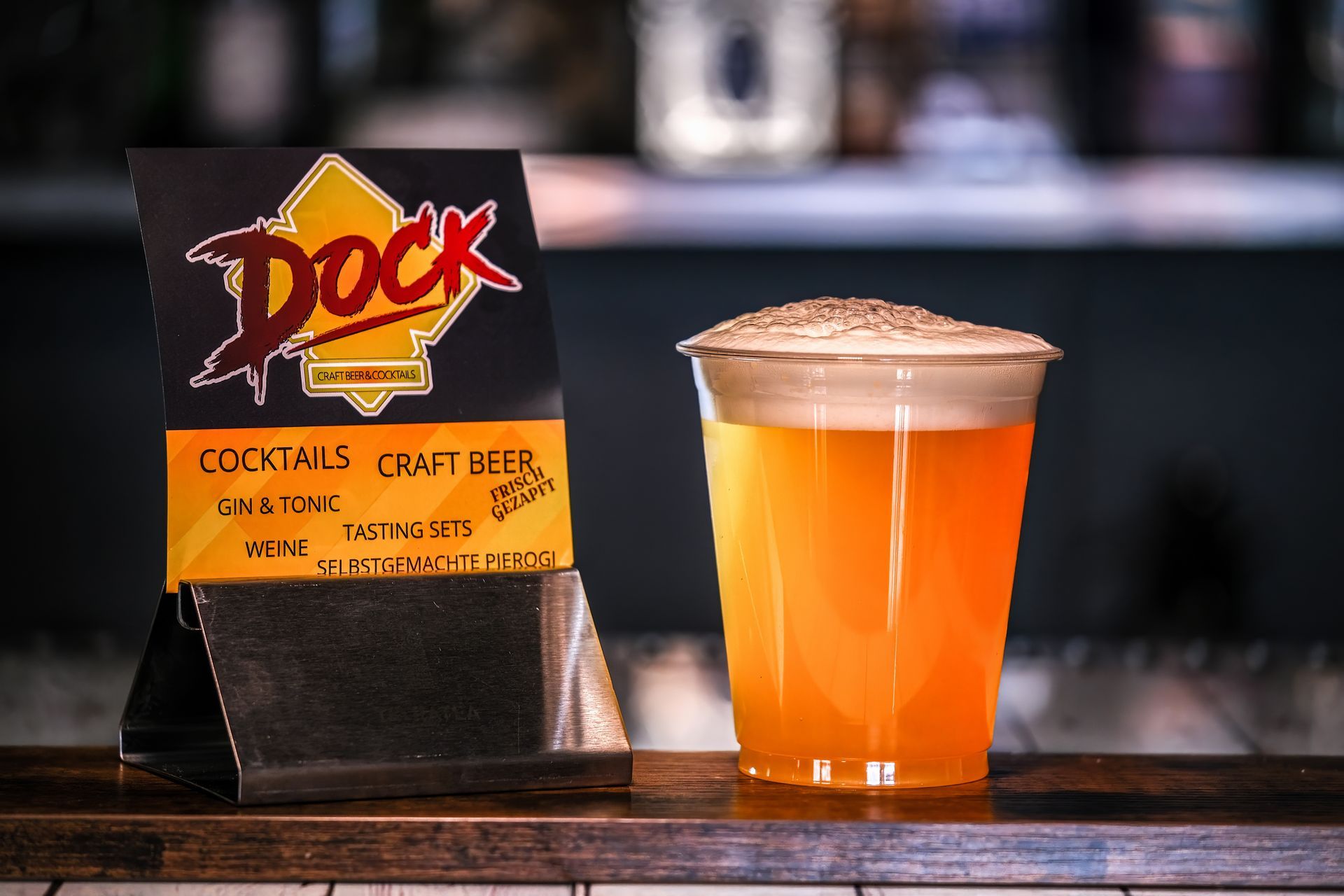 Frisch gezapftes Craft Beer neben der Dock-Bar-Karte.