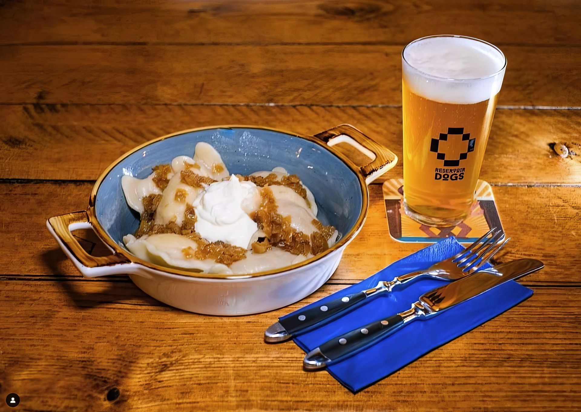 Pierogi mit Zwiebeln und Sauerrahm, dazu Craft Beer auf dem Holztisch der Dock Bar.