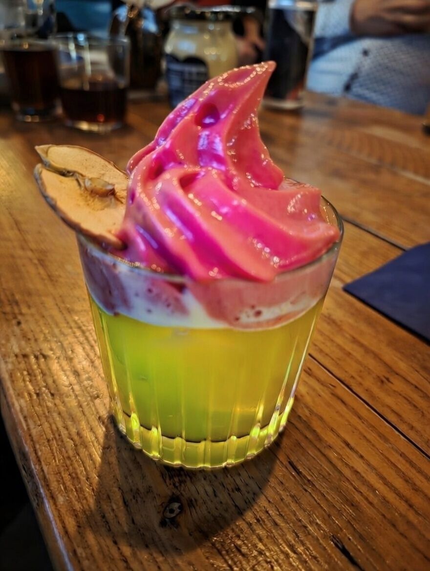 Gin Basil Smash mit Erdbeerschaum in der Dock Bar Münster