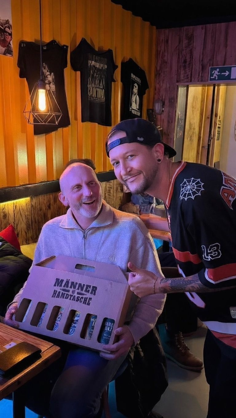 Zwei Gäste mit einem Geschenk aus Craft Beer