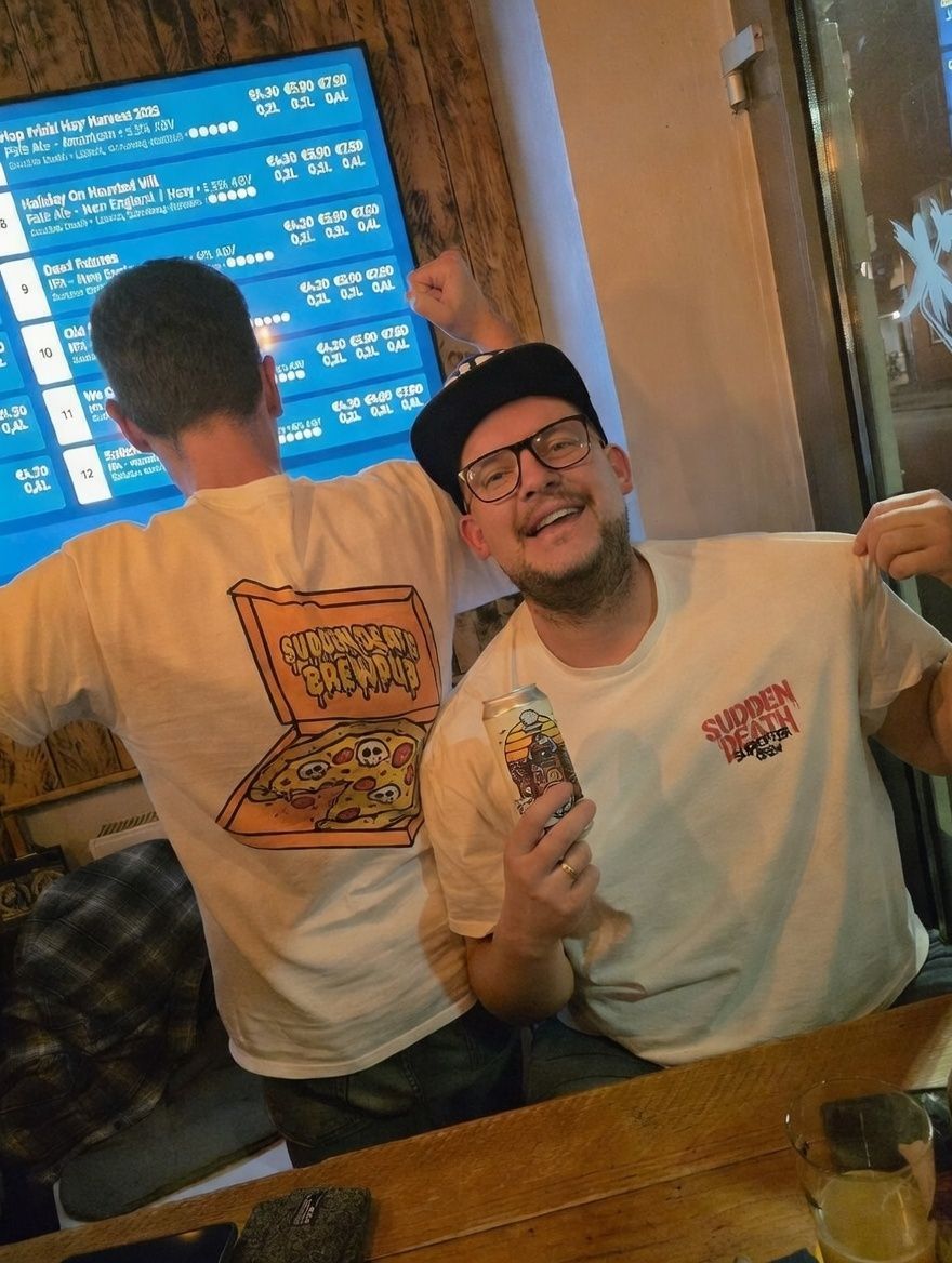 Zwei Gäste mit Sudden-Death-Shirts in der Dock Bar