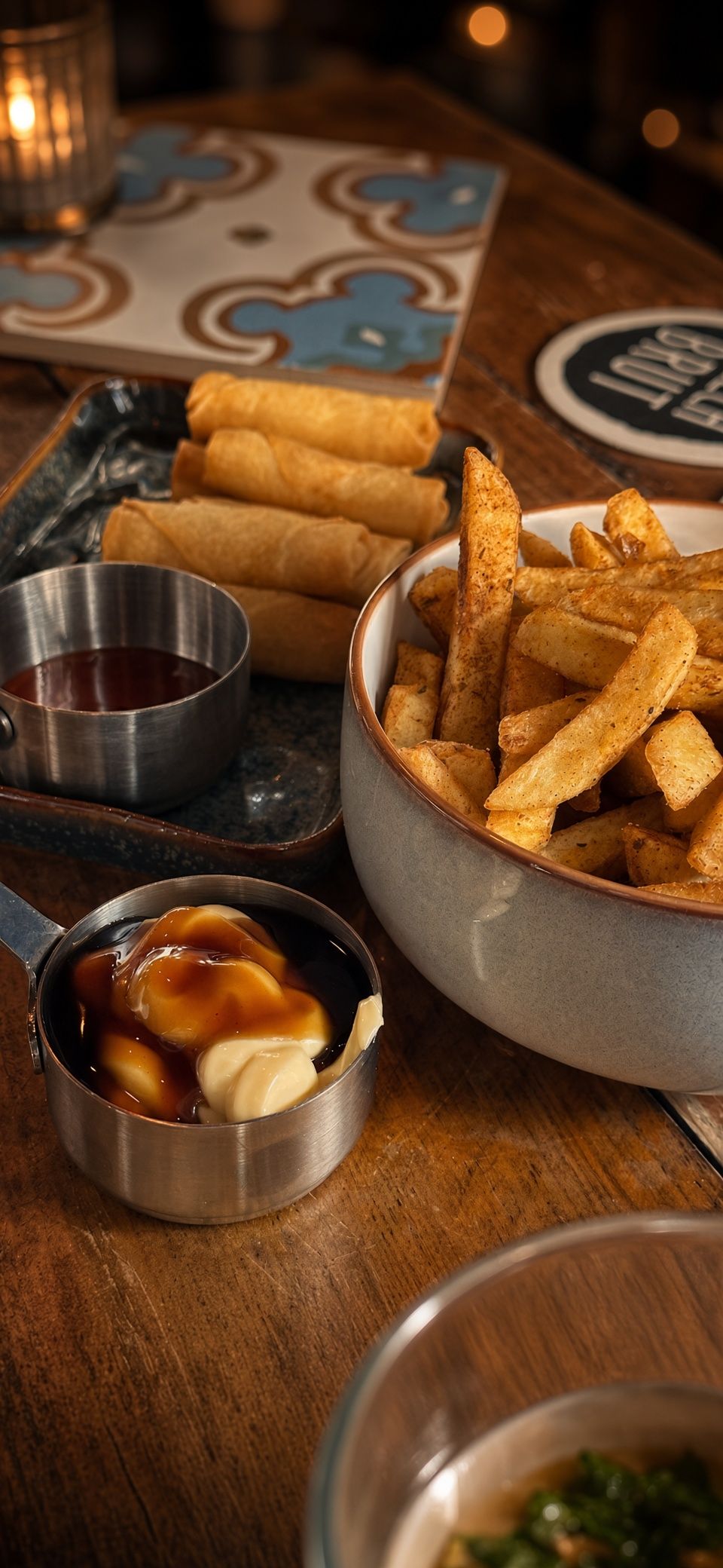 Pommes und Dips auf einem Tisch in der Dock Bar