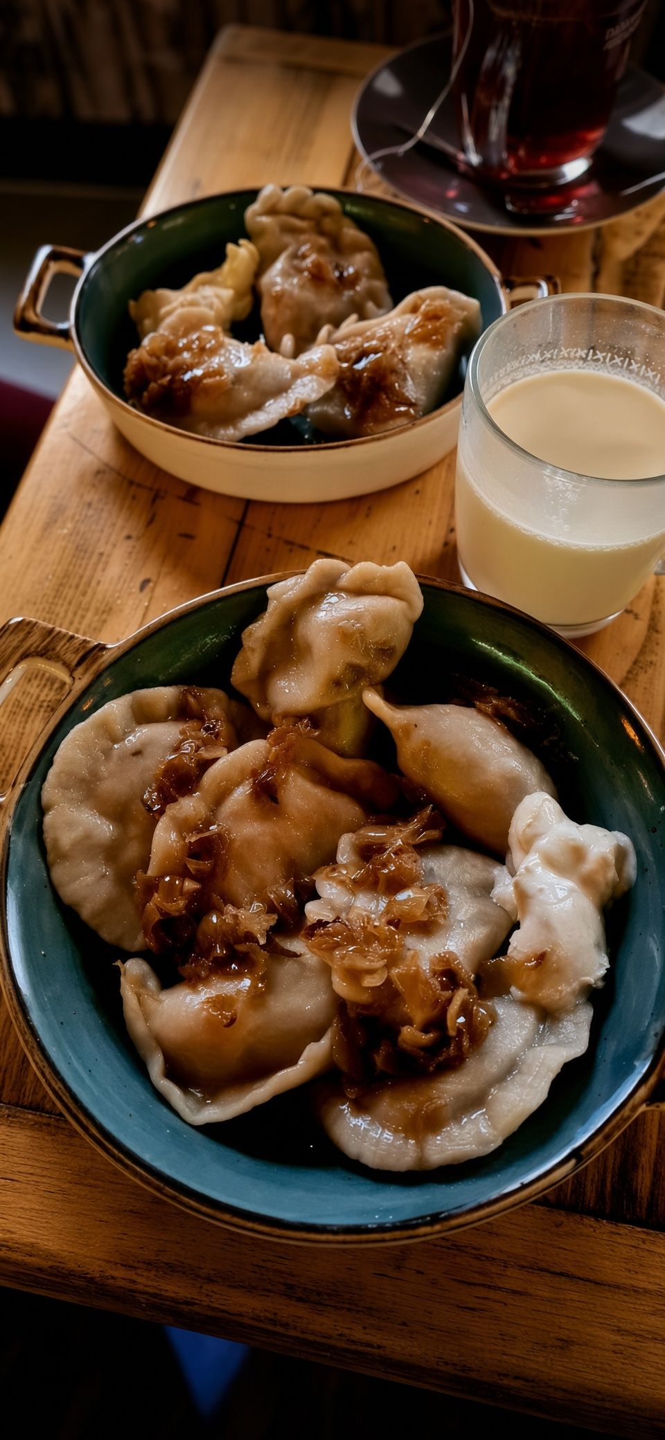 Handgemachte Pierogi mit gebratenen Zwiebeln und Schmand