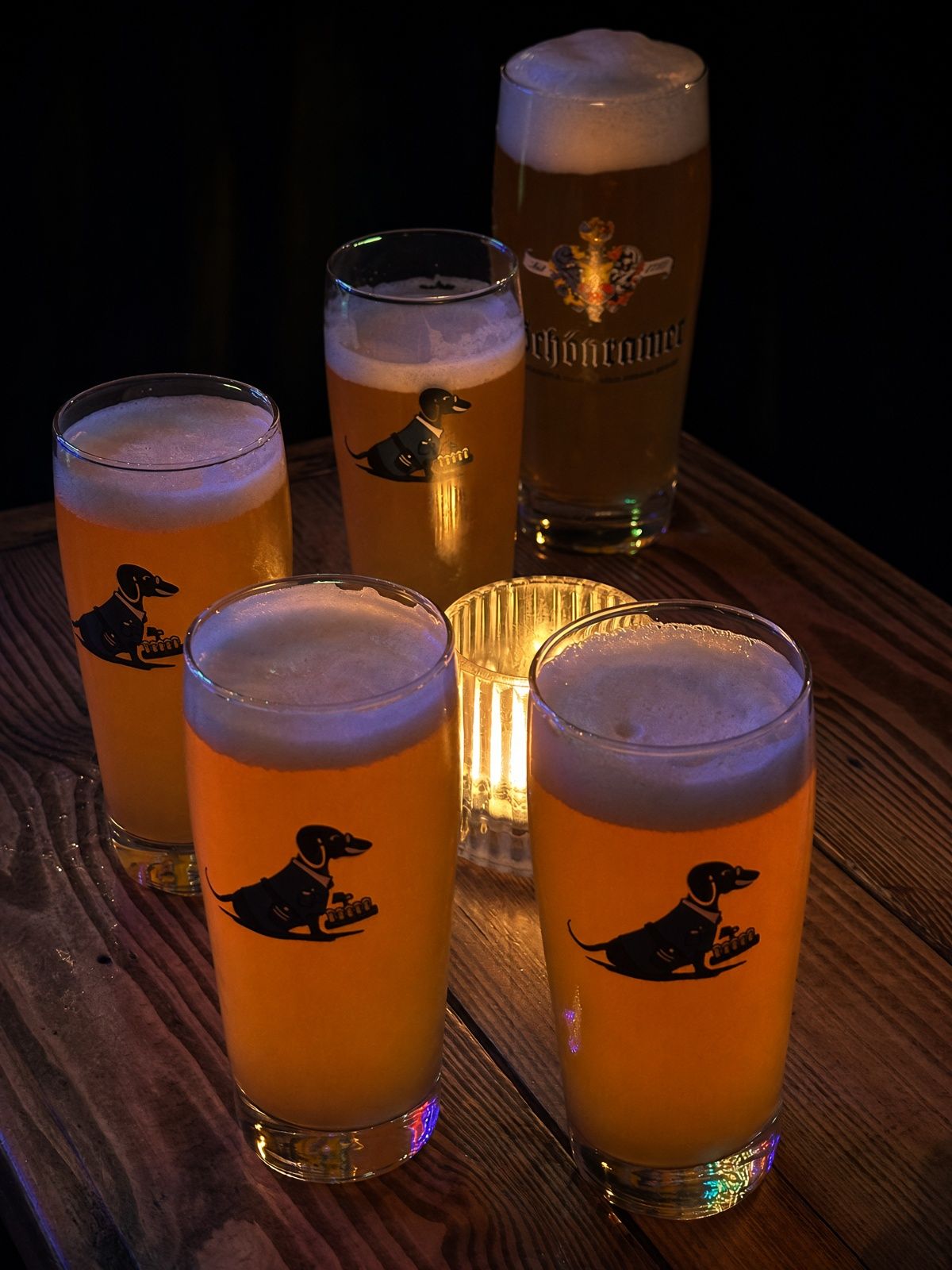 Frisch gezapfte Biere im warmen Licht der Dock Bar