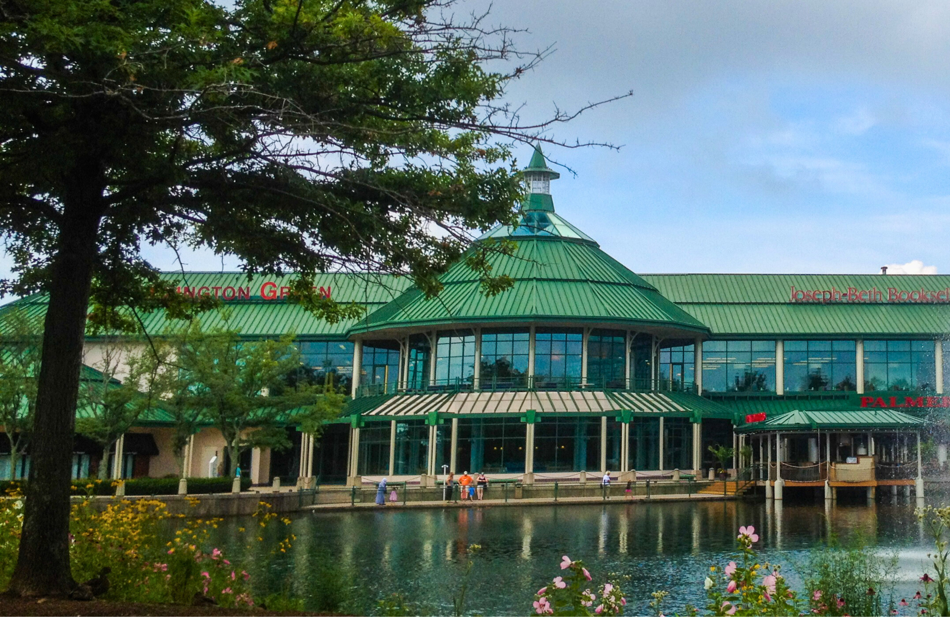 Exterior image of the lake view of Lexington Green location of Marshall Medical Group