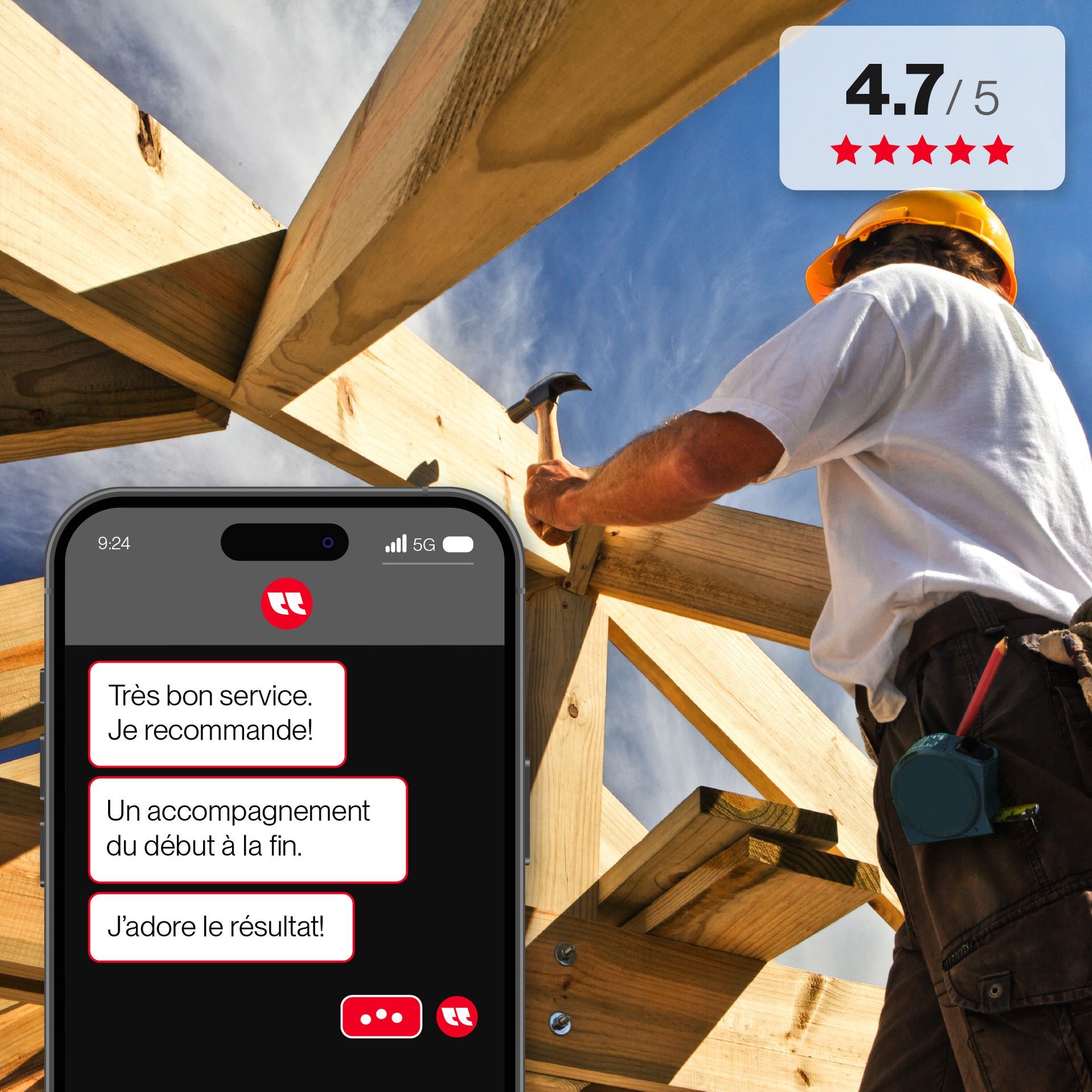 Un ouvrier du bâtiment sur une structure en bois, son téléphone affiche un commentaire positif, note de 4,7/5.