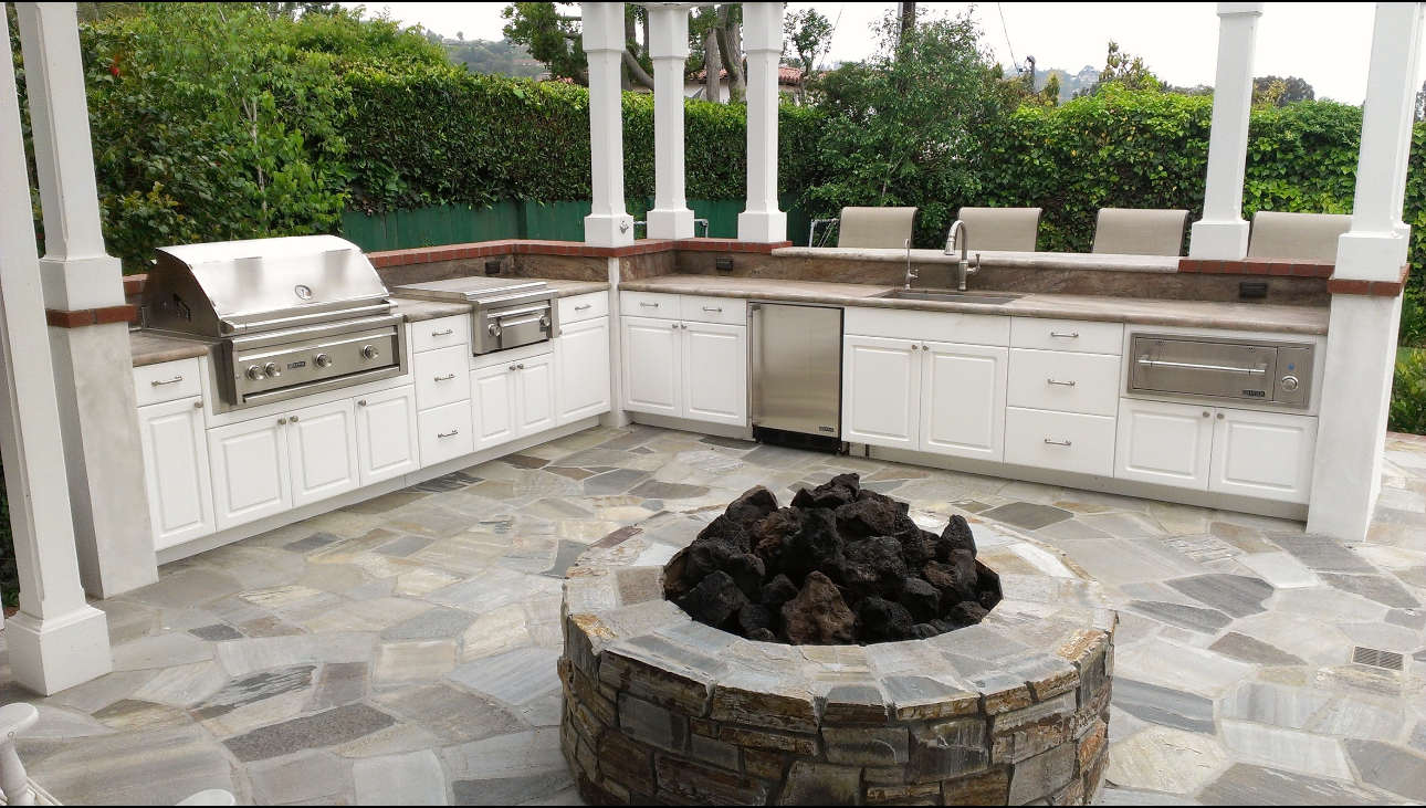 There is a fire pit in the middle of the kitchen.