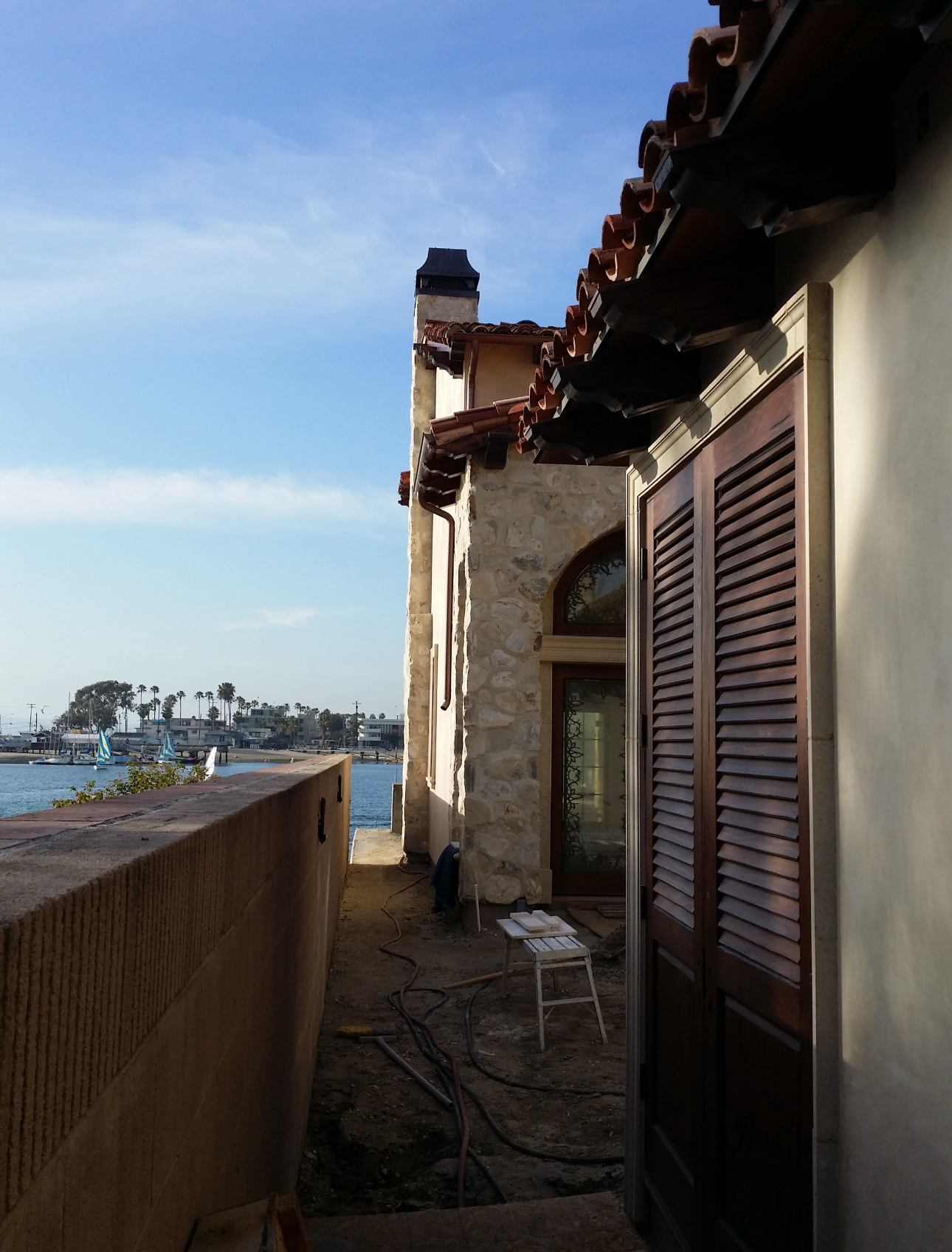 A building with a balcony overlooking a body of water
