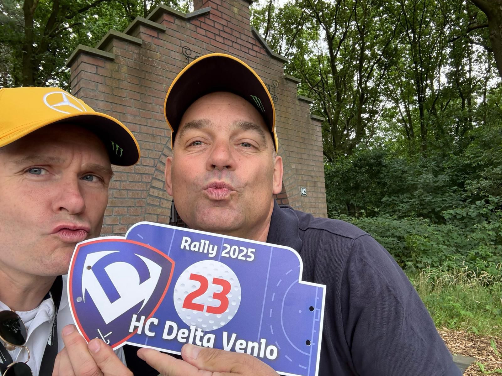 Twee mannen met een bord met de tekst