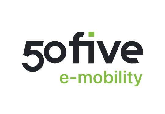 Logo voor 50five e-mobility, met tekst in zwart en groen. 