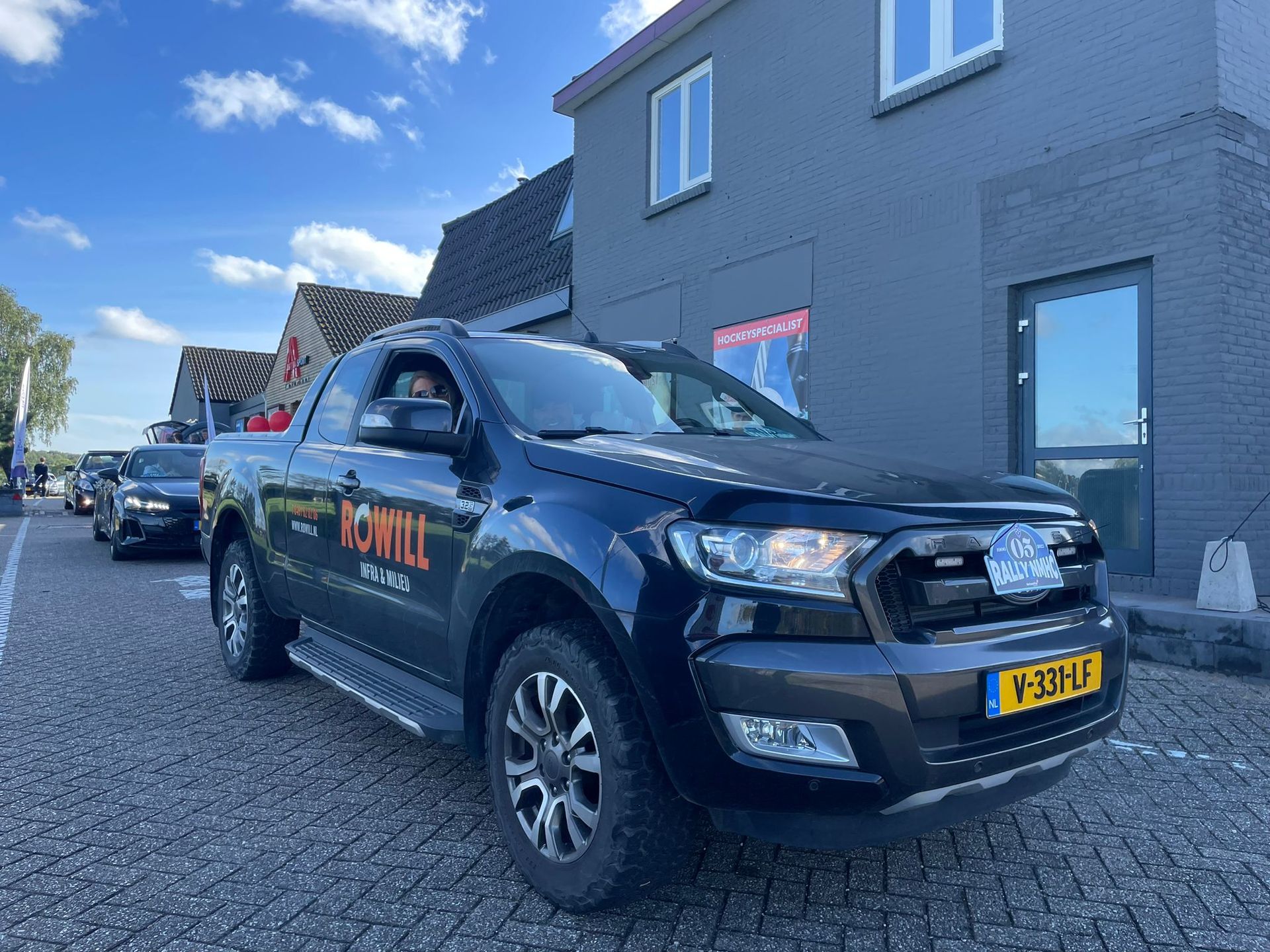 Een zwarte Ford Ranger pick-up truck met 