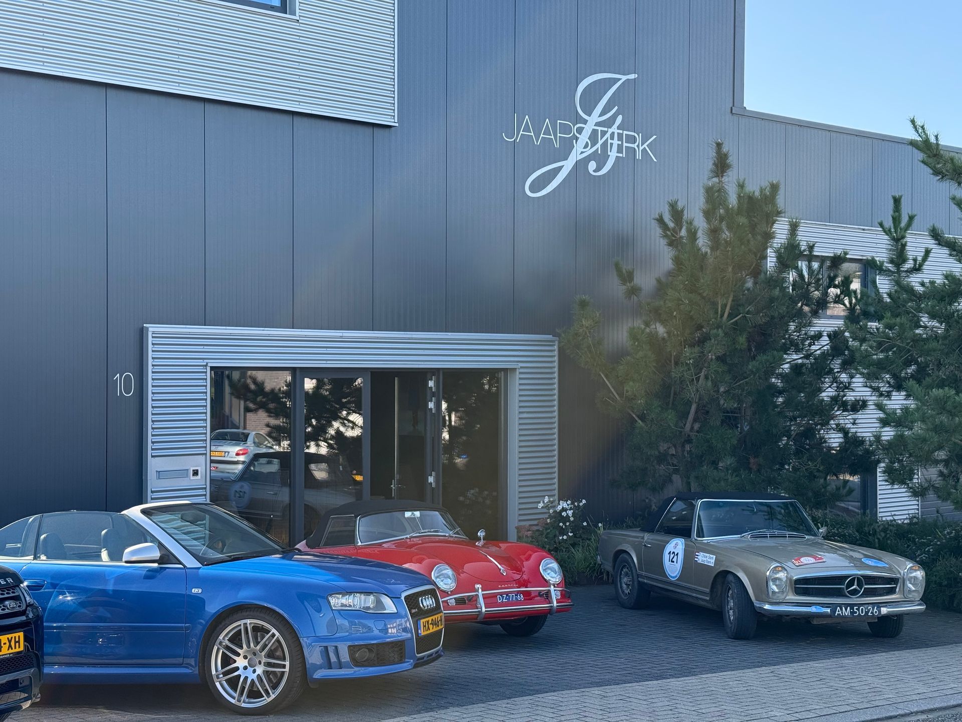 Auto's geparkeerd voor een gebouw met de naam