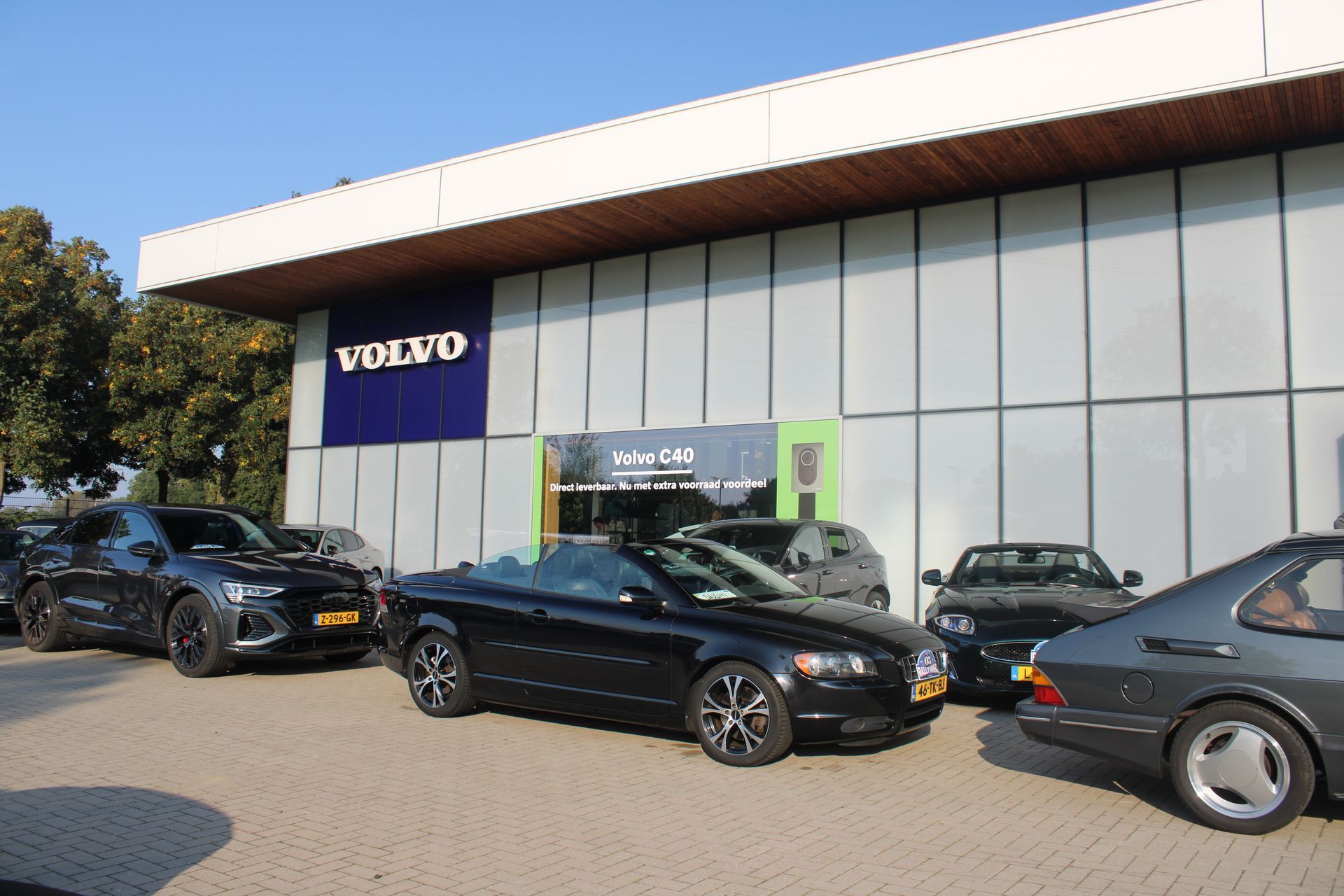 Volvo-dealer met meerdere auto's ervoor geparkeerd.