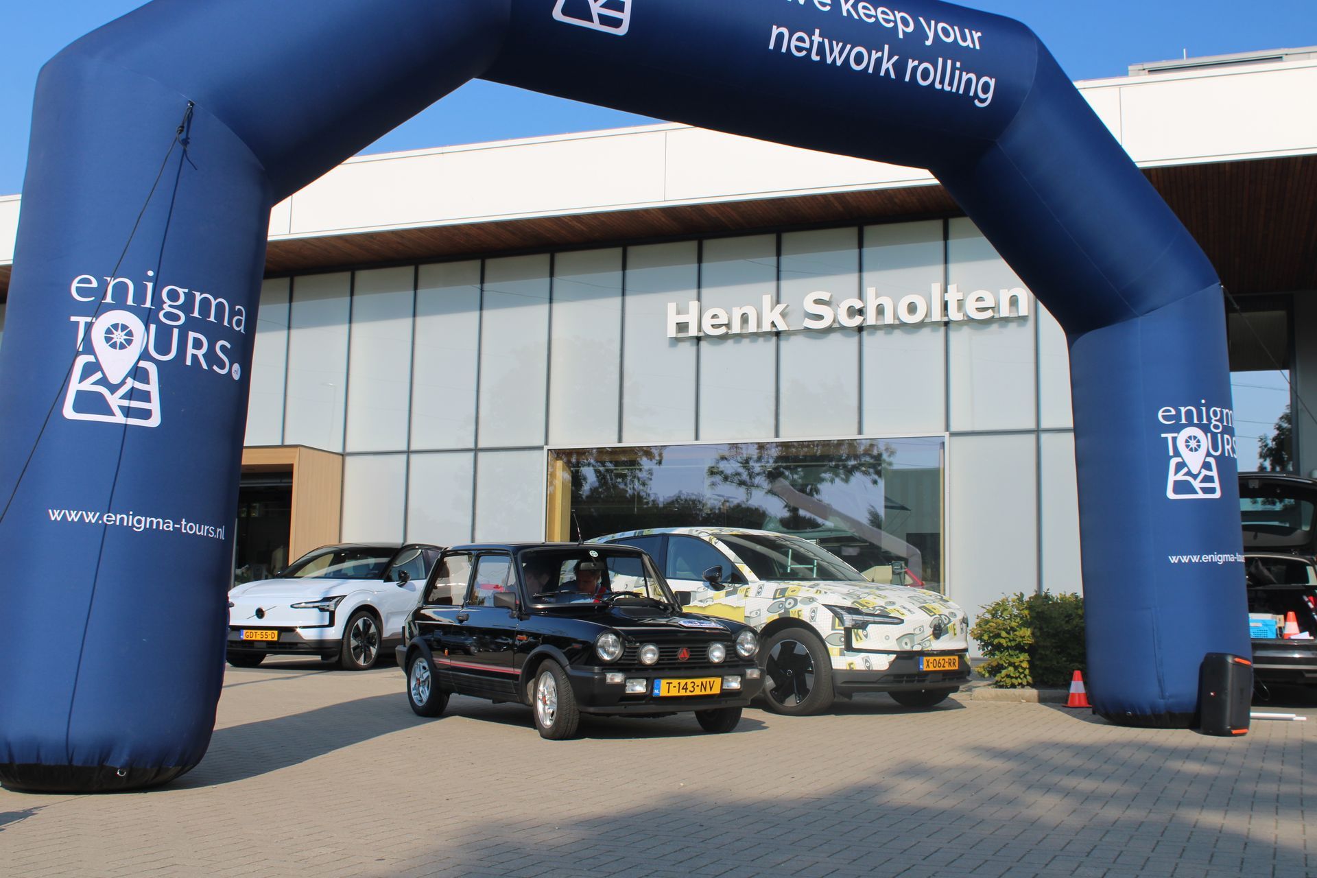 Auto's staan ​​onder een blauwe opblaasbare boog voor 