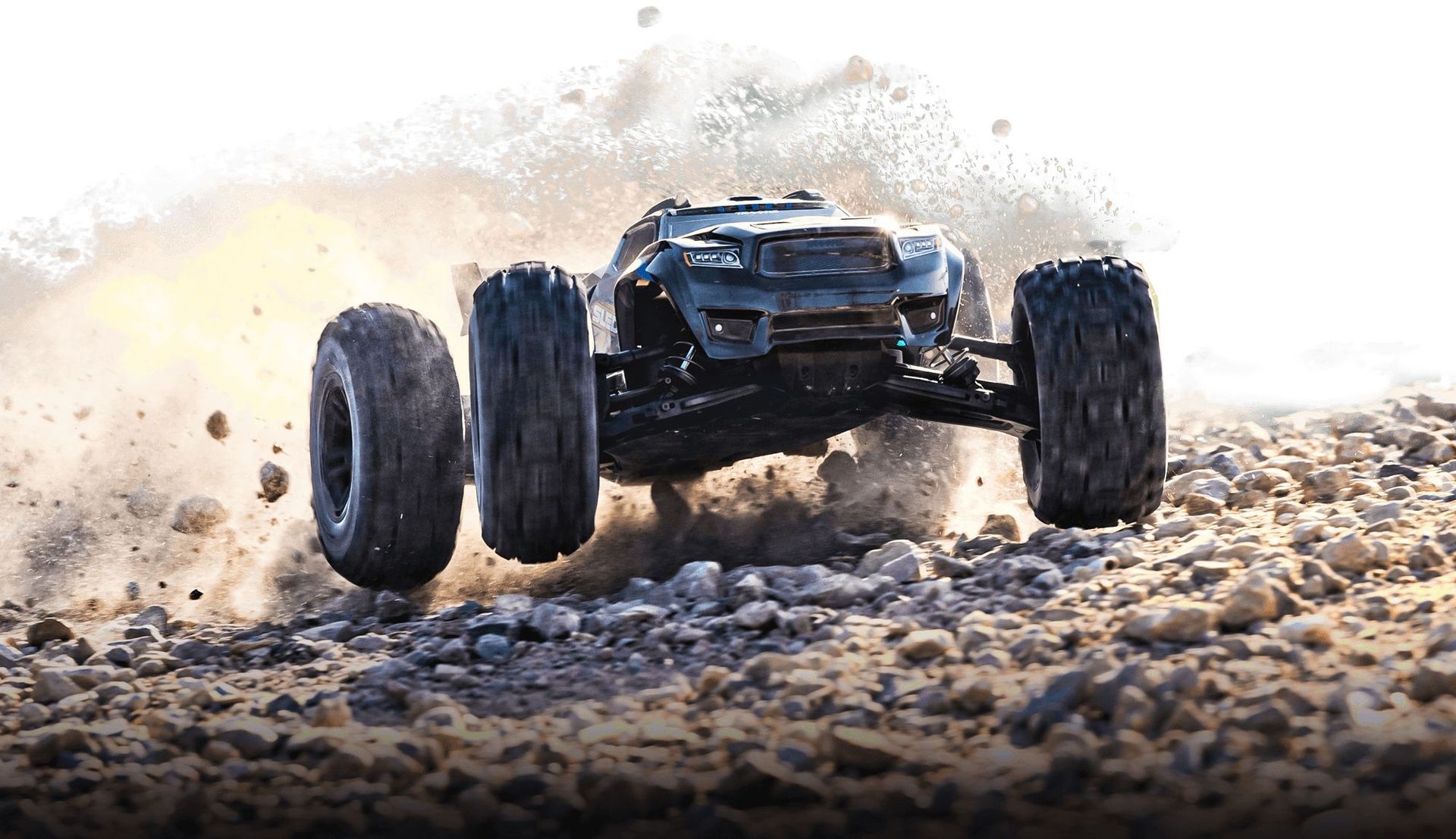RC-monstertruck die stof opwerpt, off-road.