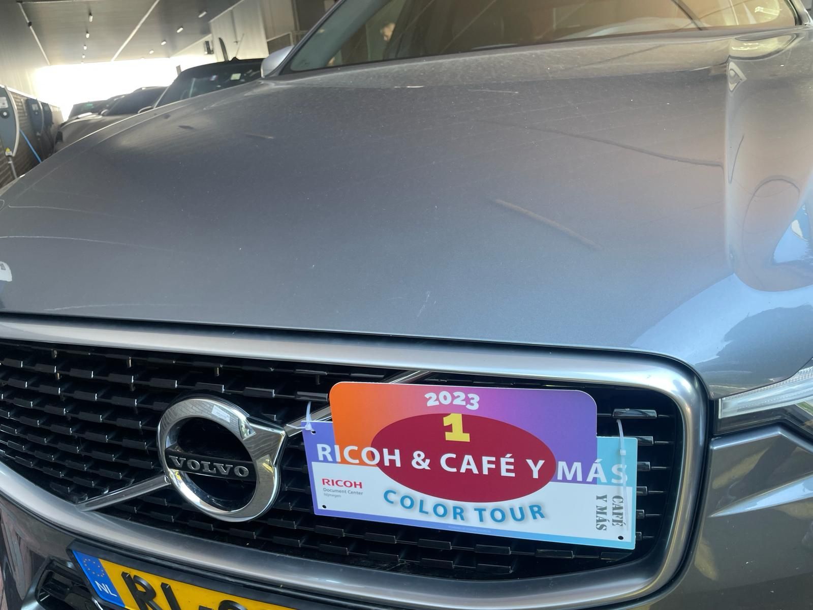 Grijze Volvo SUV met een 