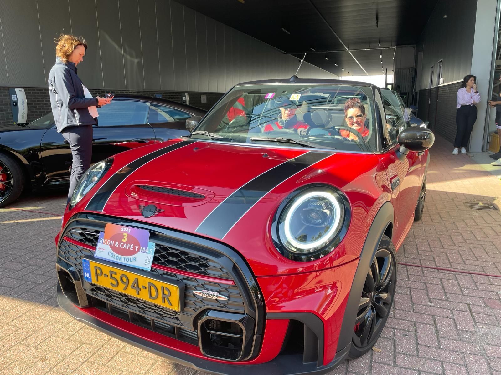 Rode Mini Cooper met zwarte strepen, kenteken 