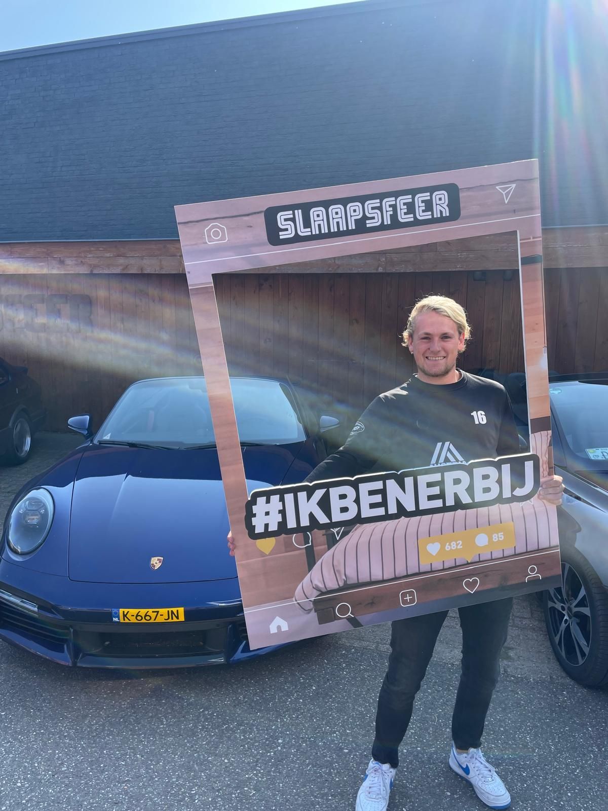 Een man houdt een fotolijstje vast met de tekst