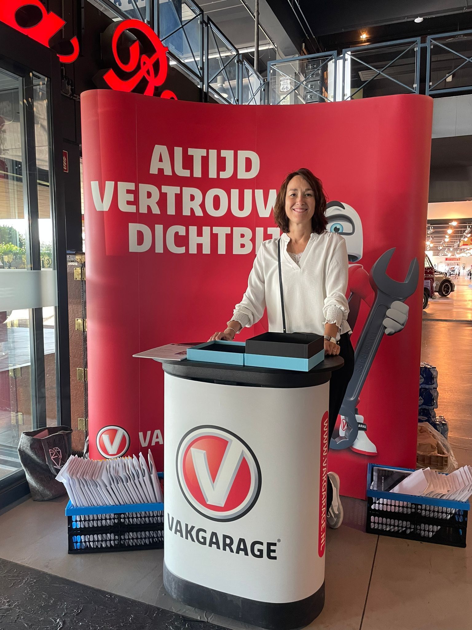 Een vrouw staat bij een promotiestand van 