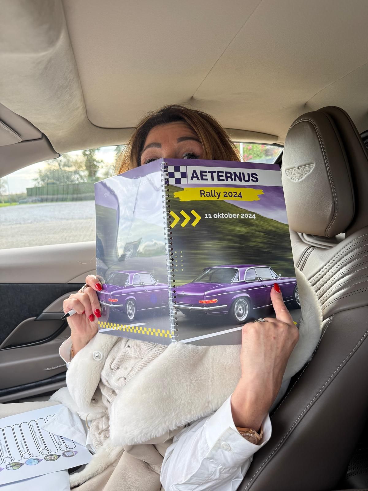 Vrouw in auto leest het boek 