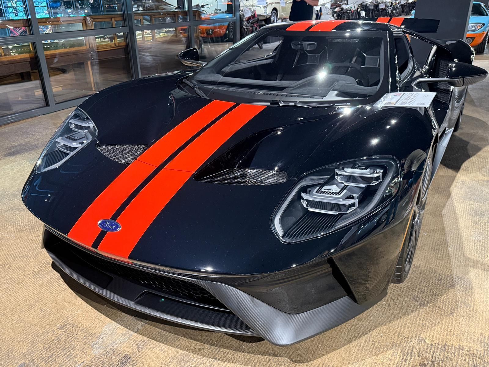Zwarte Ford GT sportwagen met rode racestrepen.