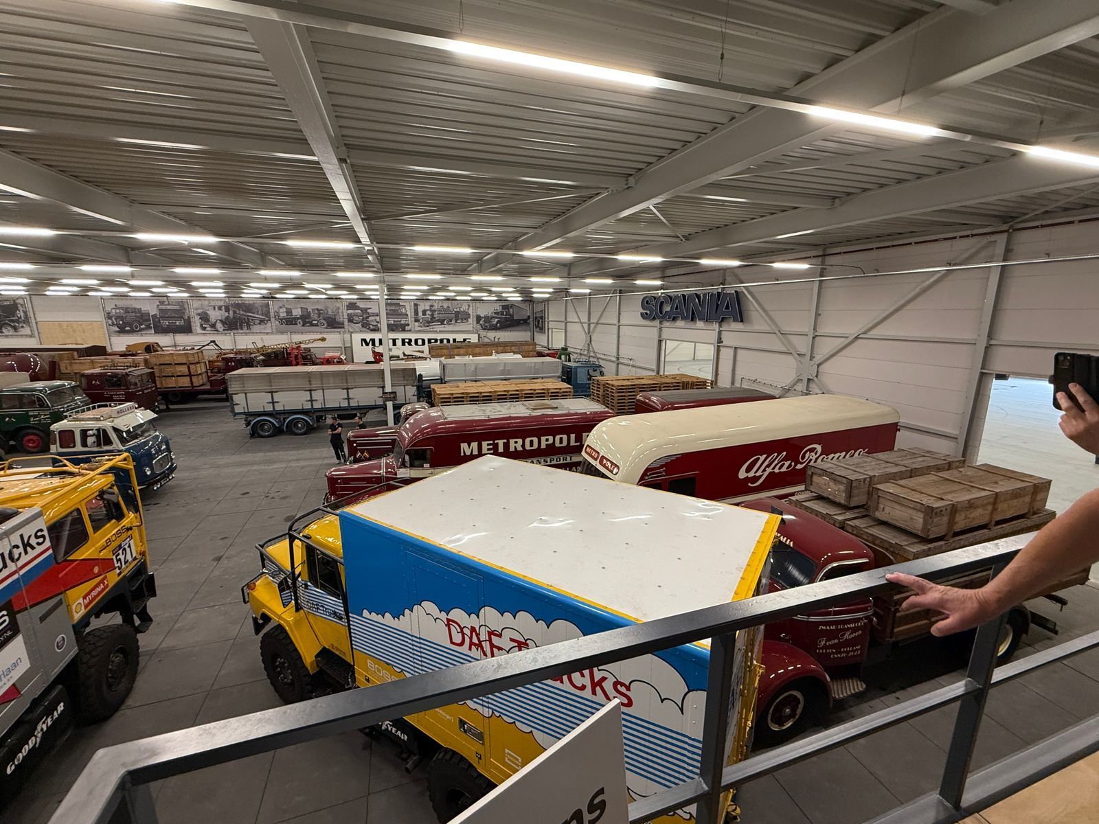 Groot magazijn met oldtimer vrachtwagens en voertuigen in de showroom.