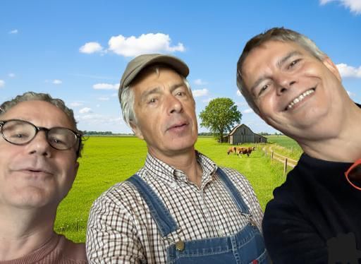 Drie mannen voor een groen veld met een schuur. Eén draagt een overall, één een bril en één glimlacht.