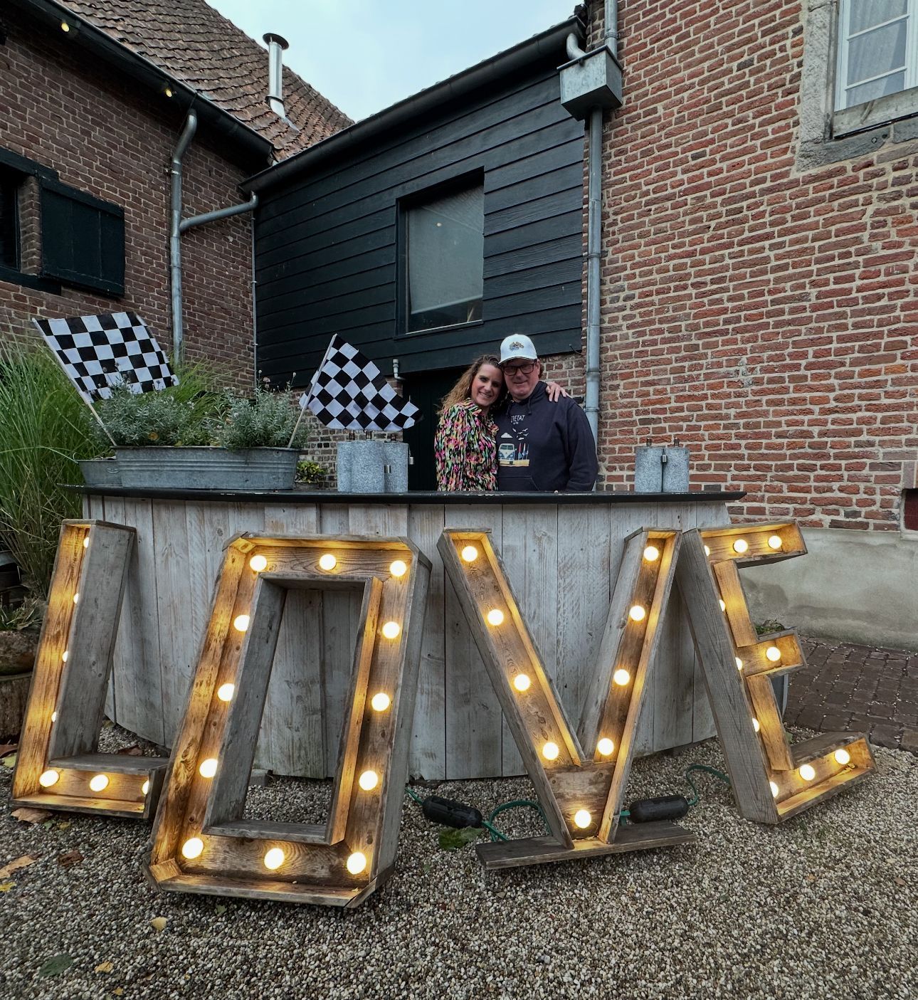 Een stel staat achter een bar met een 