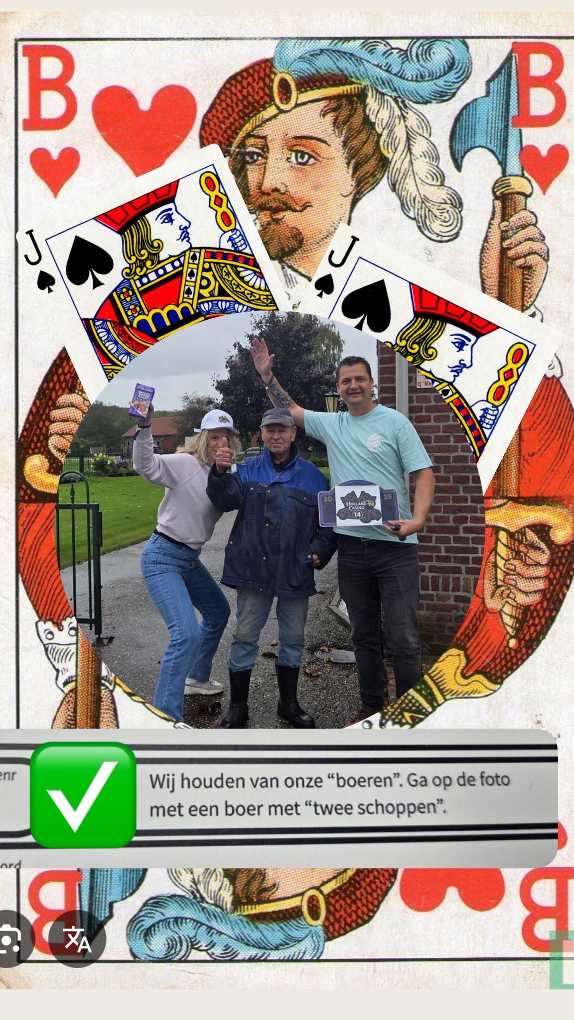 Drie mensen vieren feest met een certificaat, dat is afgedrukt op een speelkaartontwerp.