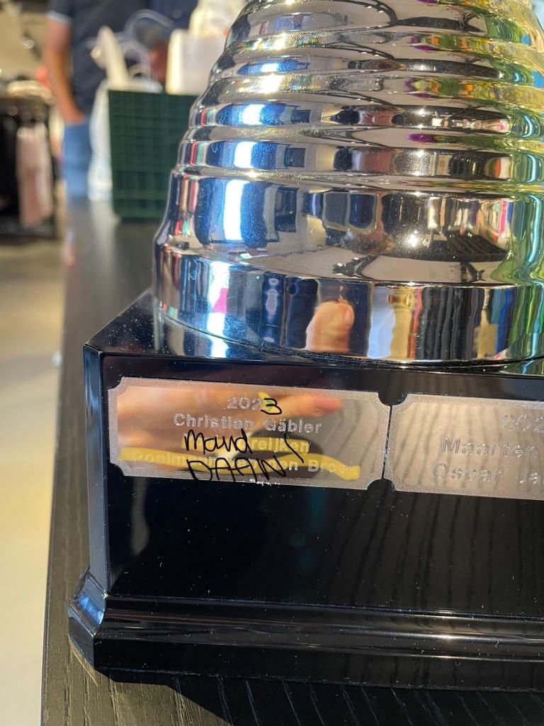 Detailopname van een trofeevoet. Op een etiket staat 