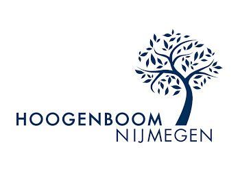 Logo met een gestileerde blauwe boom, tekst luidt 