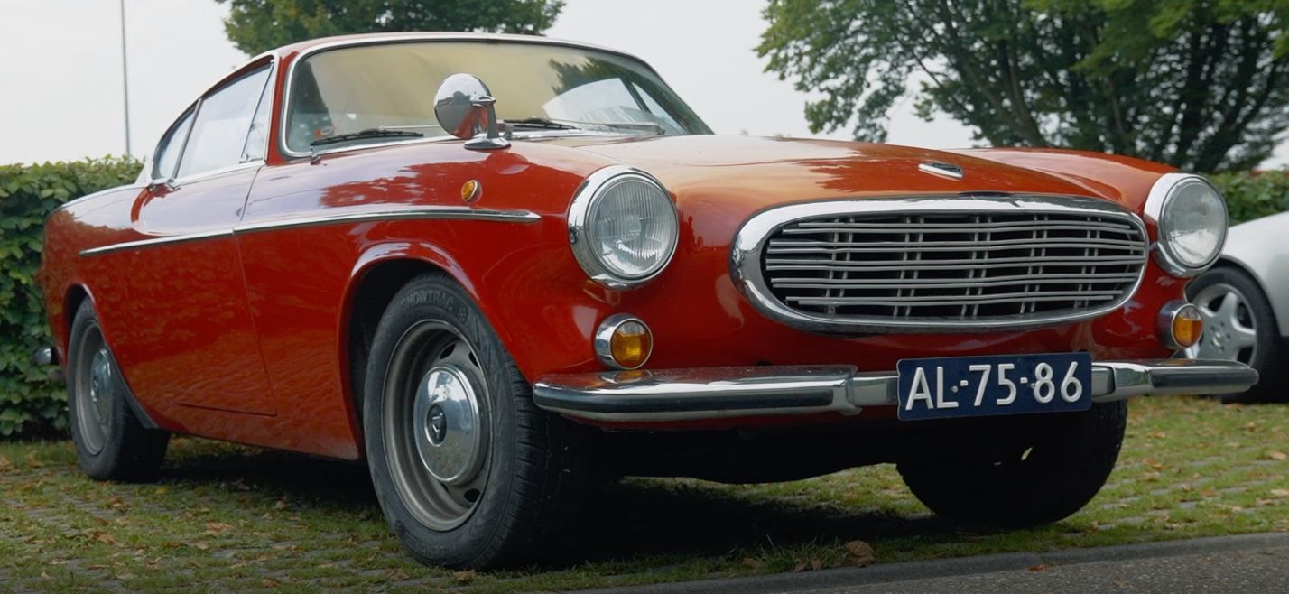 Rode vintage Volvo 1800S coupé met kenteken 