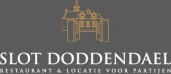 Logo voor Slot Doddendael: grijze achtergrond met gouden omlijning van een kasteel, witte tekst eronder luidt 