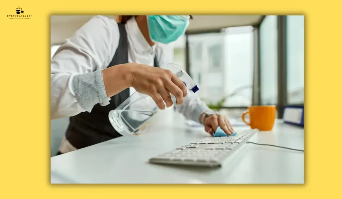 How to Clean an Office Desk: Method and Shared Desk Hygiene