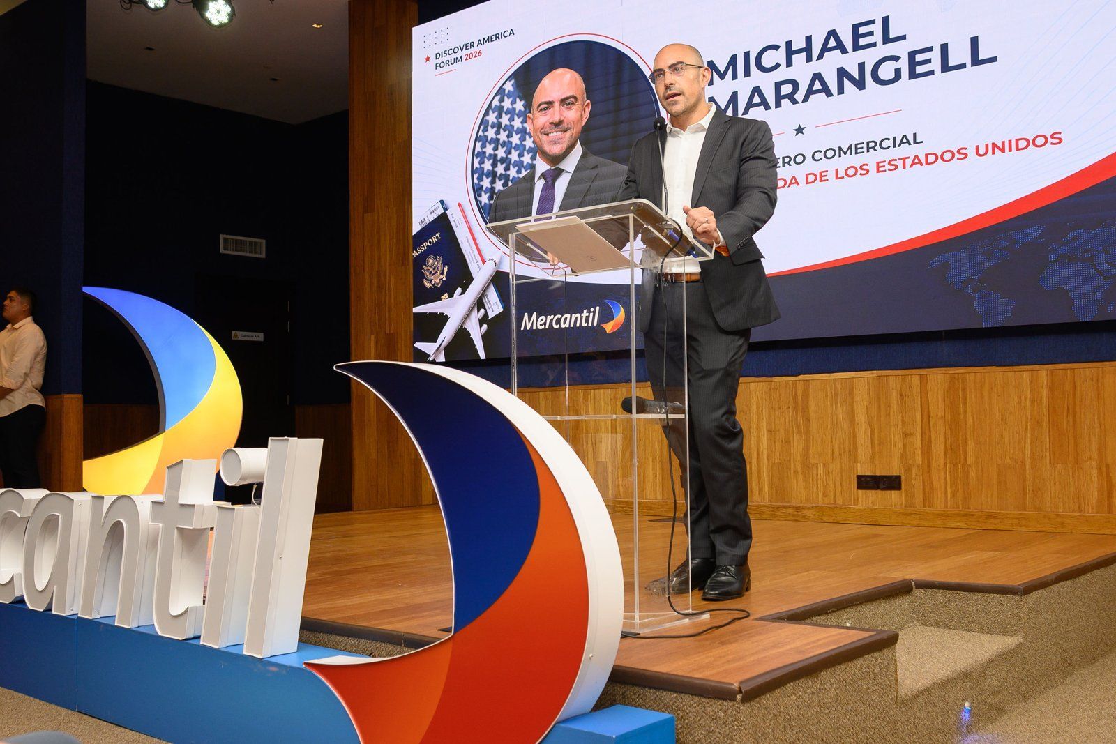 Intervención de Michael Marangell, consejero comercial, según la presentación del evento.