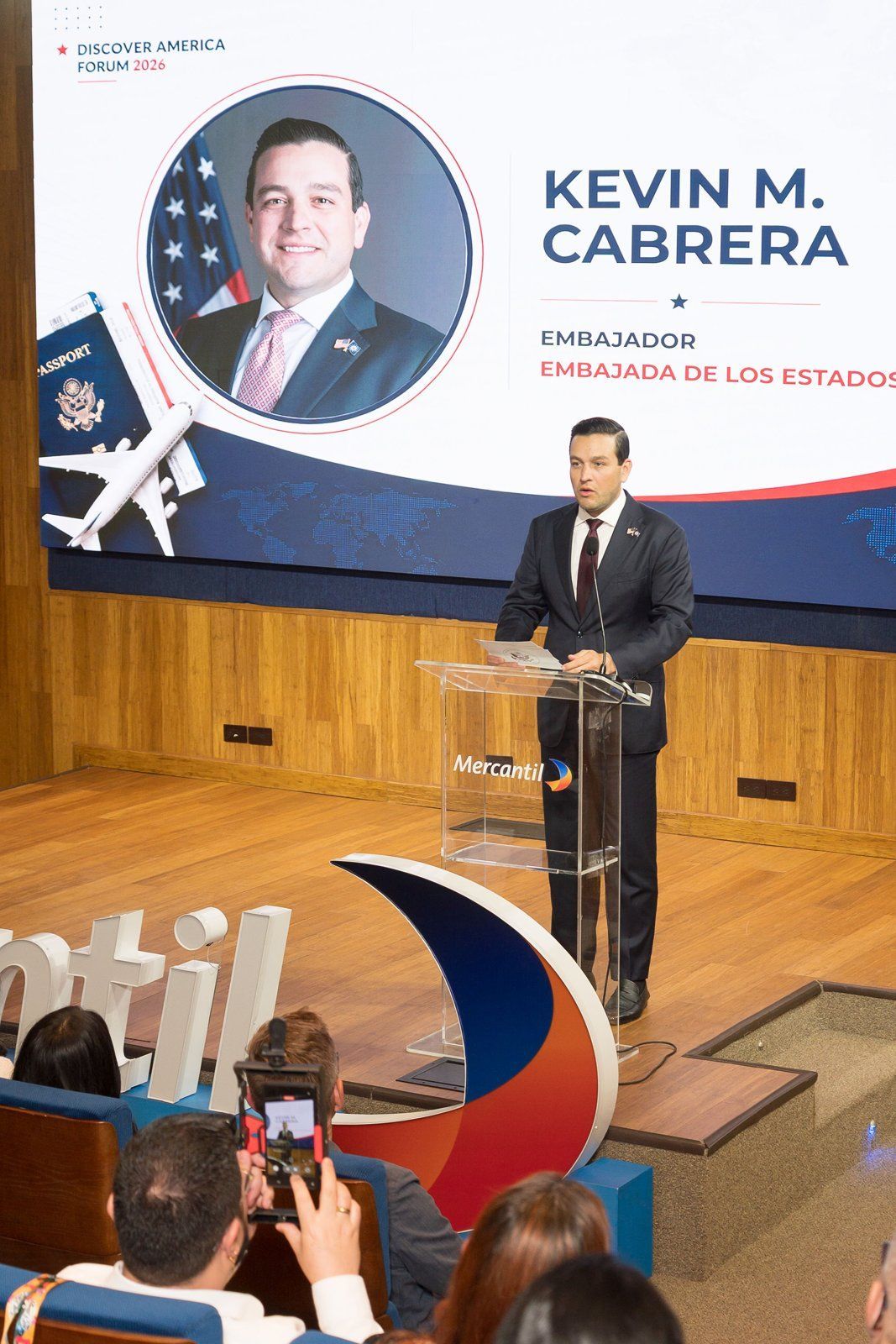 Intervención de Kevin Marino Cabrera; la pantalla del evento muestra su nombre y cargo.