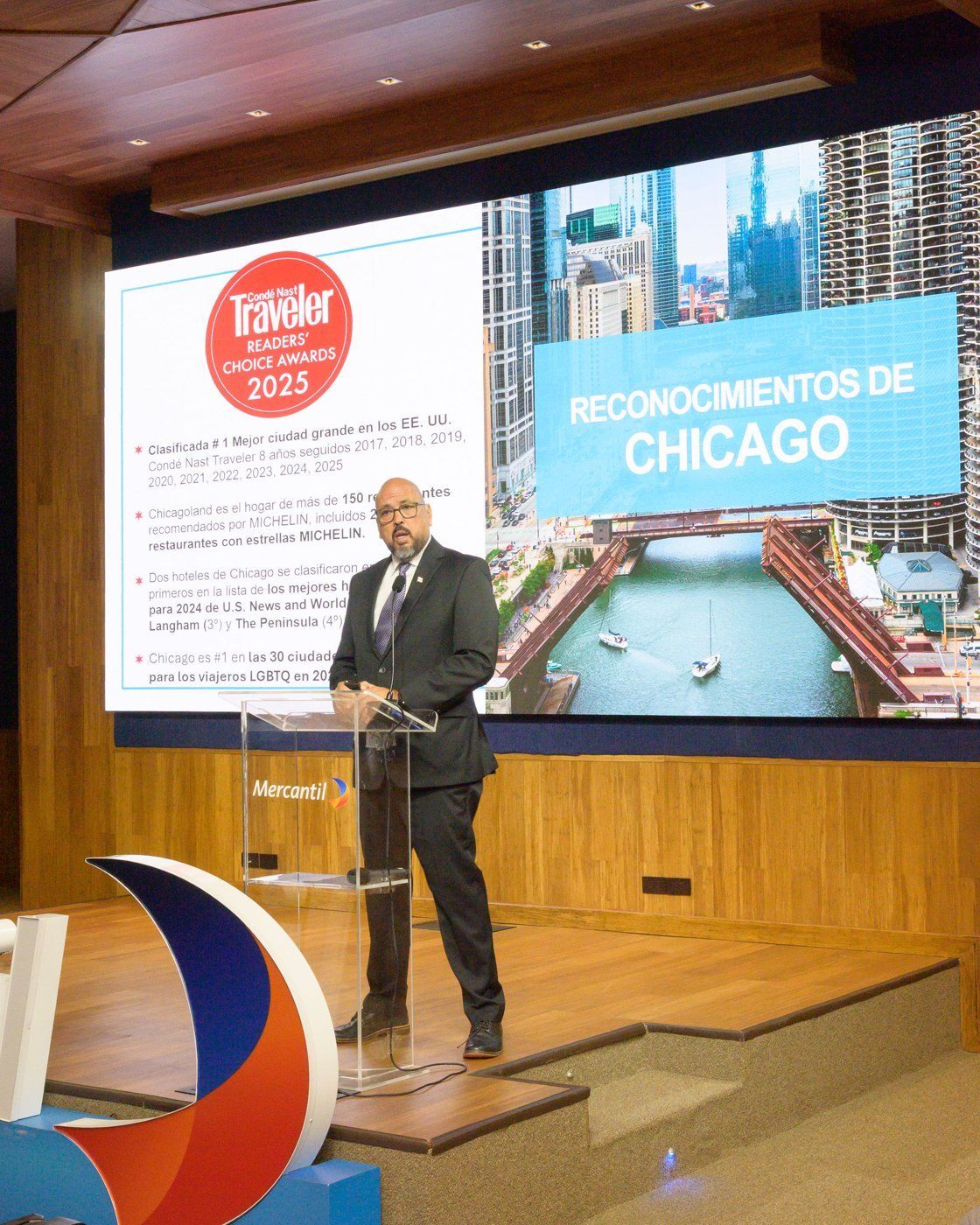 Alfredo González, representante de Chicago, durante su presentación.