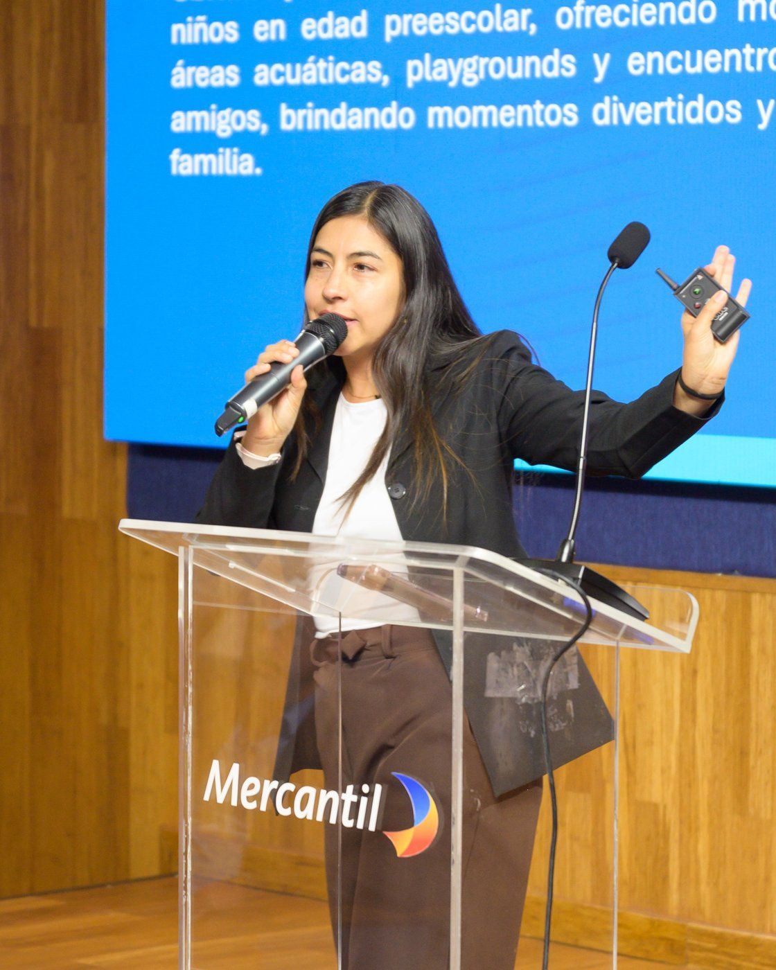 Elsy Mora, representante de Central Florida, durante su presentación.