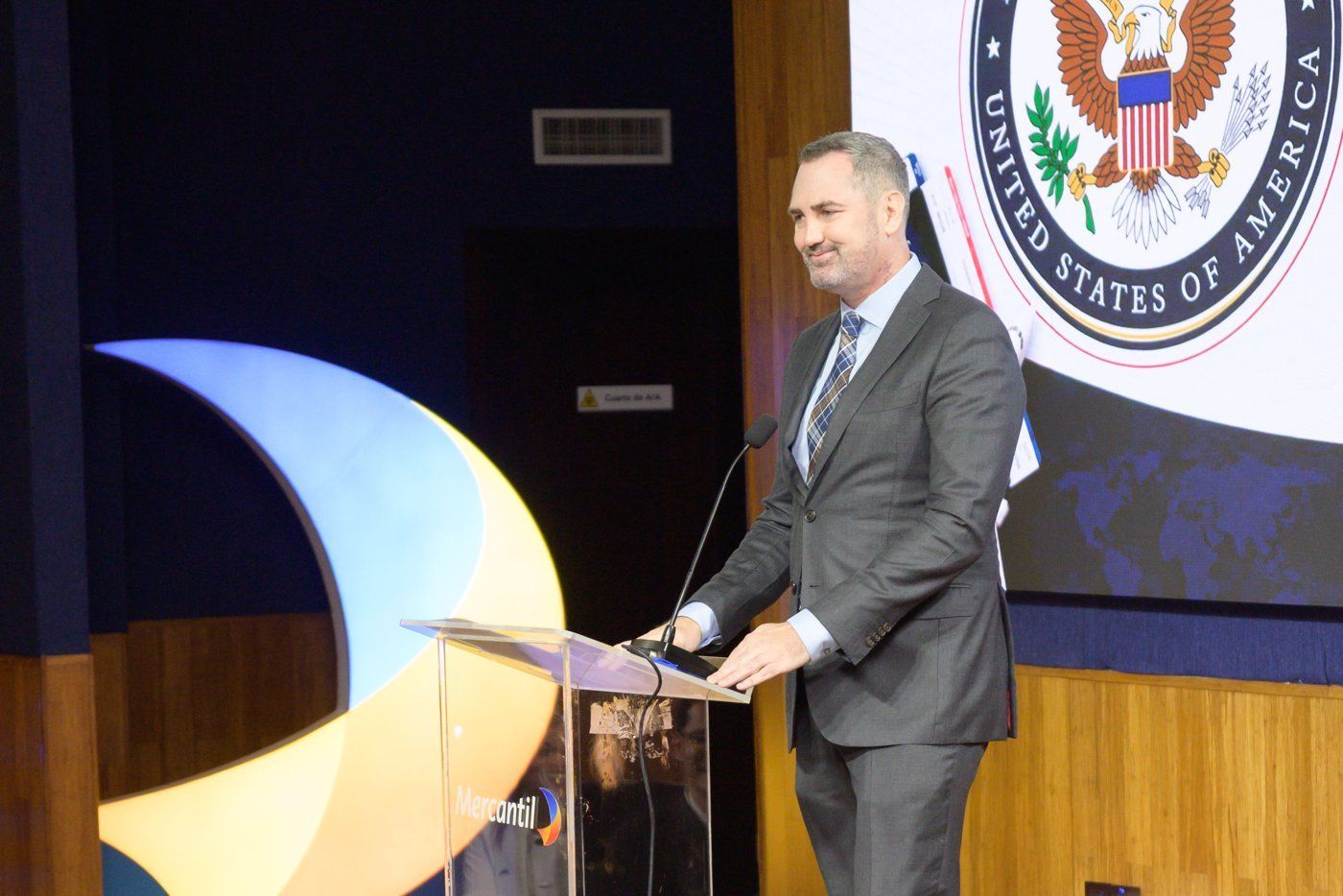 Presentación de información consular para los participantes del foro.