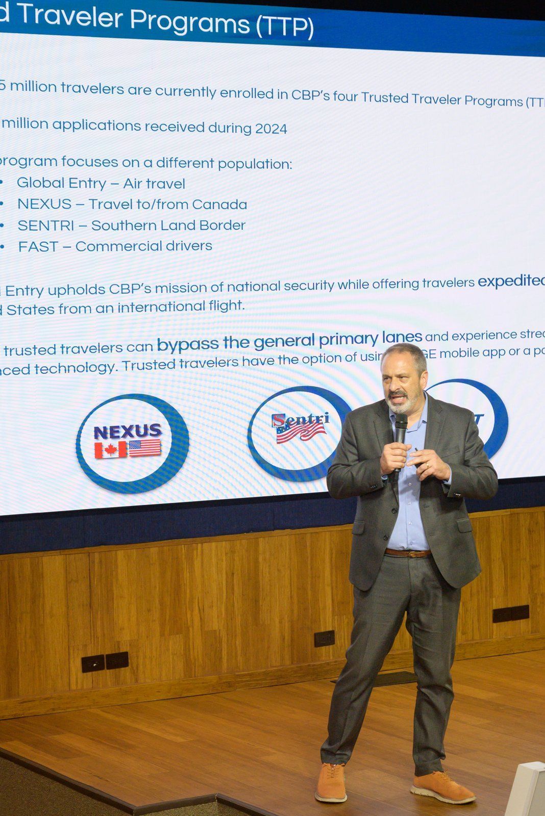 Presentación sobre programas para viajeros.