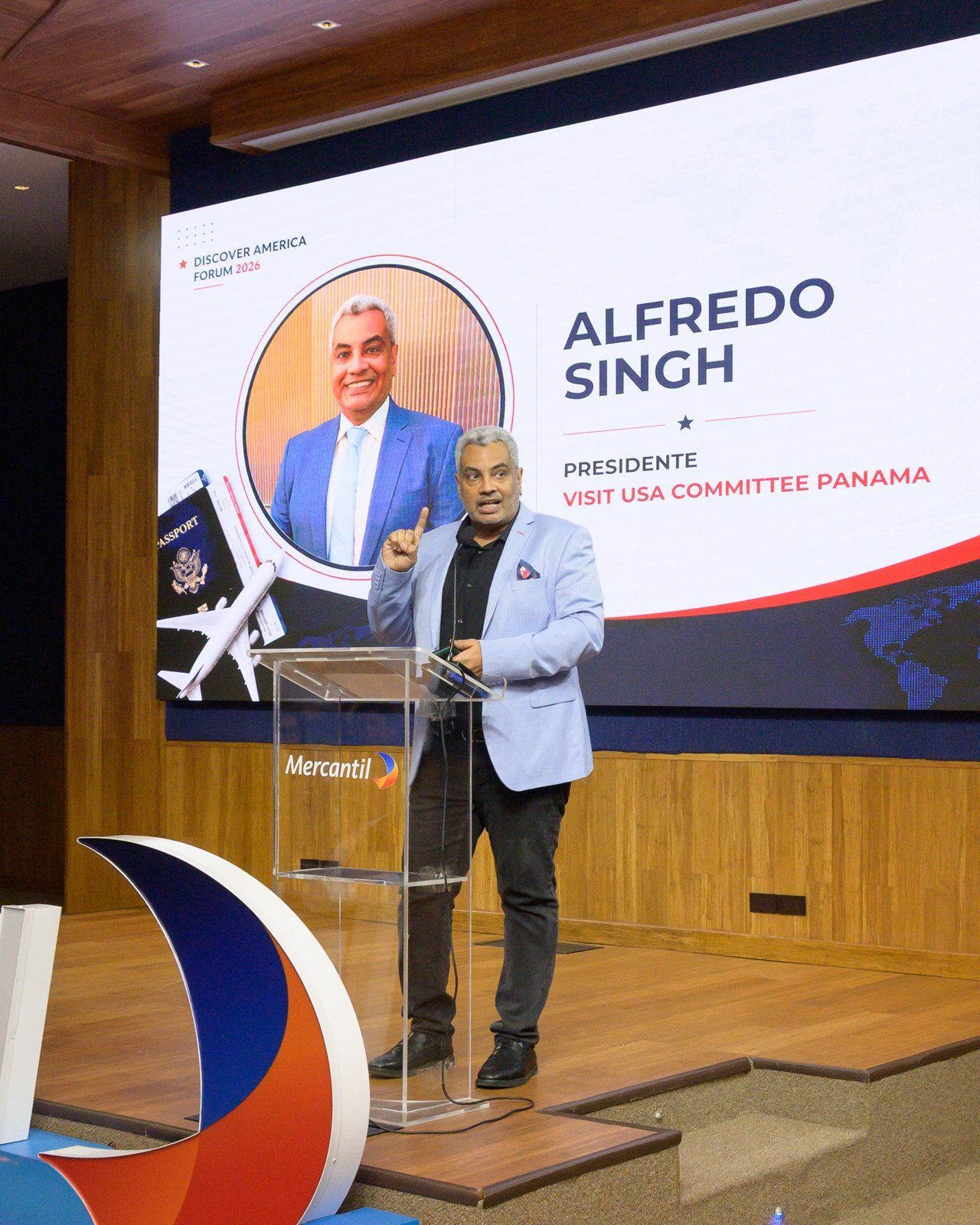 Intervención de Alfredo Singh, presentado en pantalla como presidente de Visit USA Comité Panamá.
