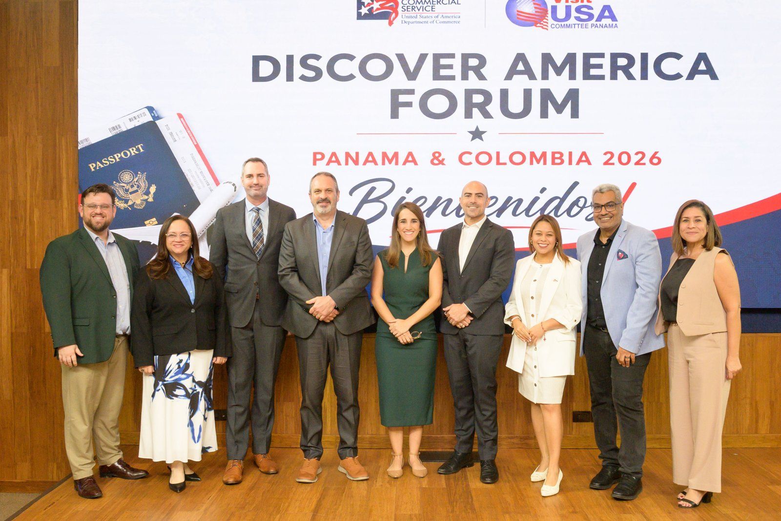 Encuentro de participantes en el escenario del foro.