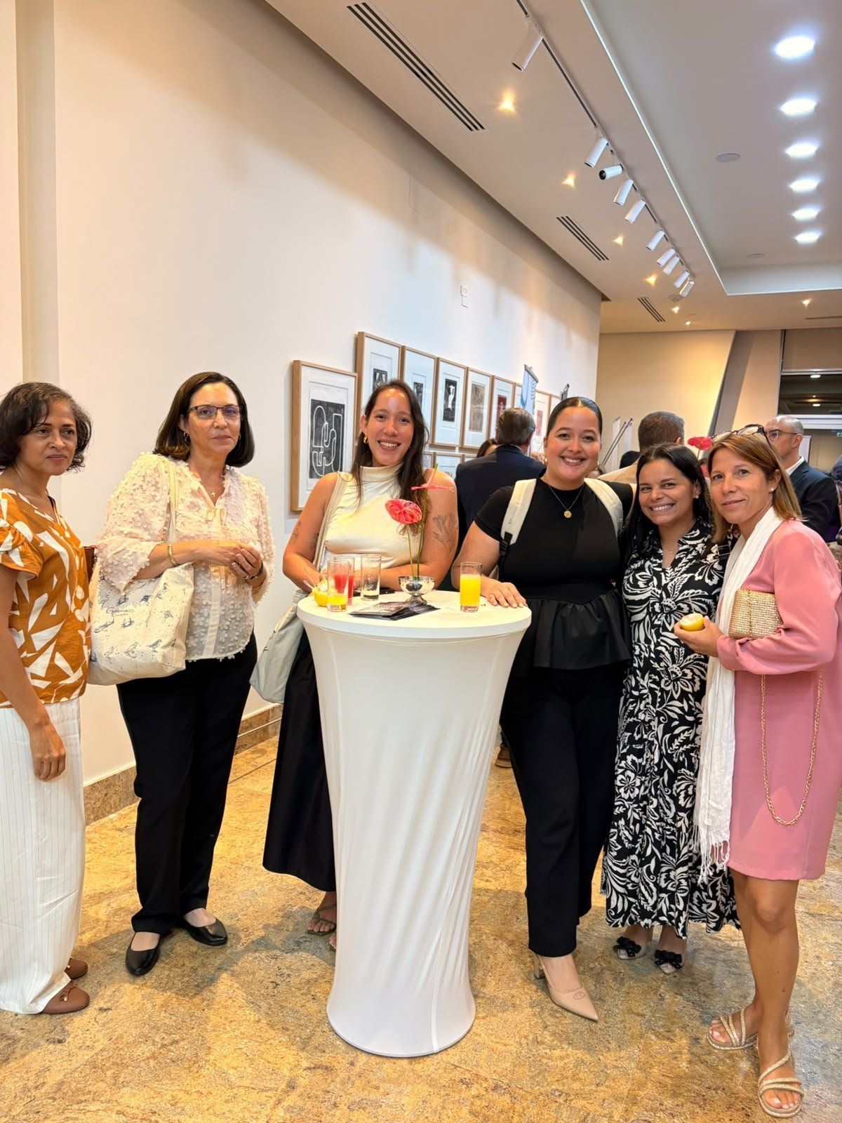 Participantes reunidas durante el cóctel del Discover America Forum 2026.